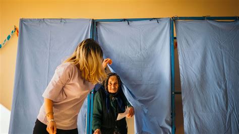 Roumanie l abstention fait échouer un référendum contre le mariage gay RTBF Actus