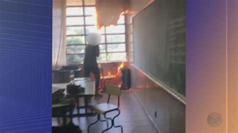 Alunos Ateiam Fogo A Sala Durante Aula Em Escola Estadual Em Morro