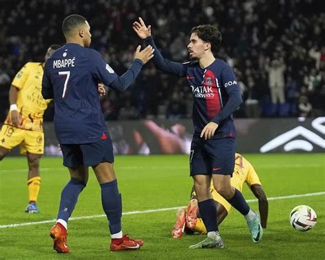 Kylian Mbappé scores twice on 25th birthday as PSG beats Metz 3 1