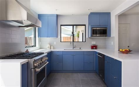 Elevate Your Kitchen with White Kitchen Countertops And Blue Cabinets ...