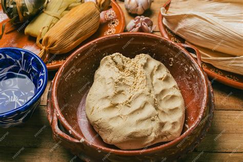 La Masa De Maíz Nixtamalizada En Una Olla De Arcilla Para Preparar