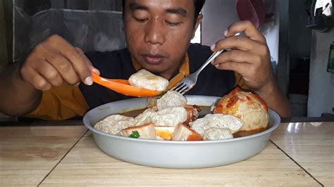 Makan Bakso Jumbo Pedas Campur Kerupuk Jangek Nikmat Dan Pedas Di Atas