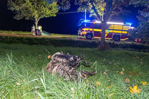 Schwerer Unfall In Zwickau Auto Fliegt Auseinander