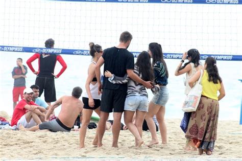 EGO Fernanda Lima e Rodrigo Hilbert levam os filhos à praia no Rio