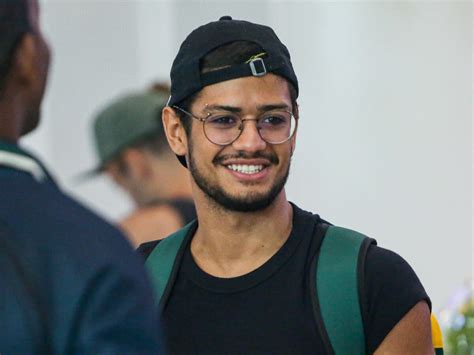 De Cropped E Cueca Mostra Gabriel Santana Faz Fotos F S Em Aeroporto