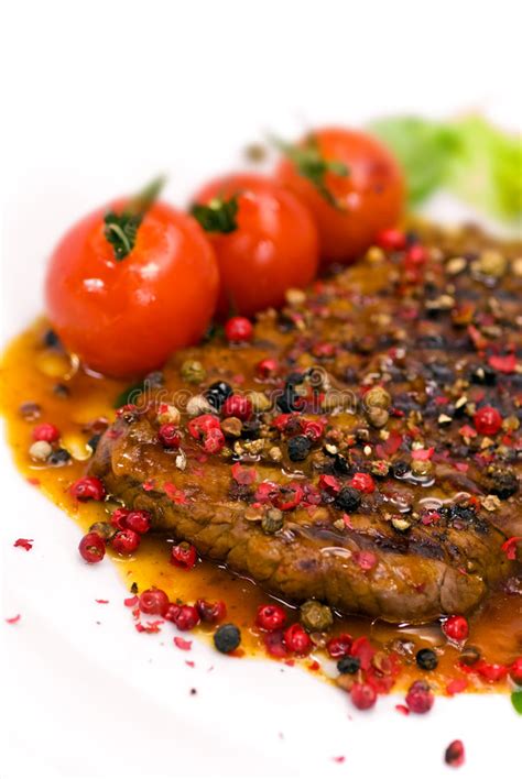 Un Grano De Pimienta Asado A La Parilla Filete Con Lechuga Del Tomate