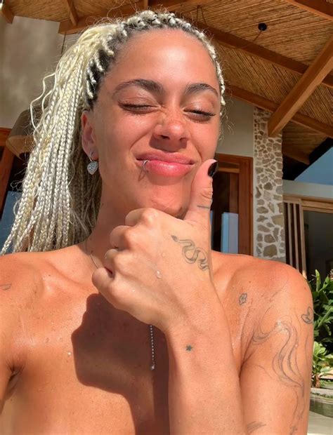 La Jugada Foto En Topless De Tini Stoessel Durante Sus Vacaciones En