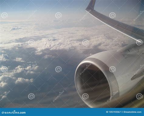 Cielo Y Ala Hermosos De Un Aeroplano En Vuelo Fotografía editorial