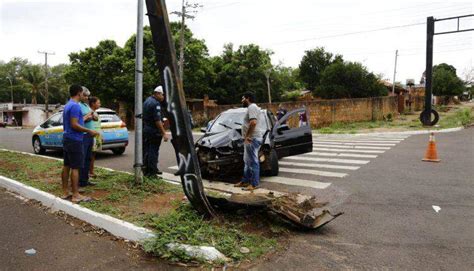 Motorista Acerta Poste Ao Tentar Desviar De Carro Para Evitar Acidente