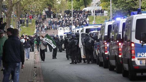 Vor Werders Bundesliga Start Polizei Gewerkschaft Kritisiert Belastung