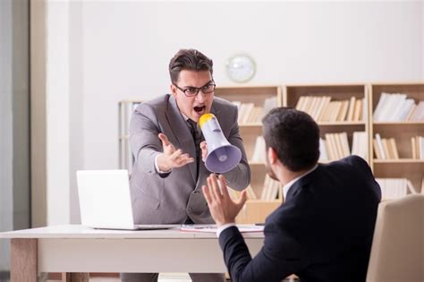 Jefe Enojado Gritando A Su Empleado Foto Premium