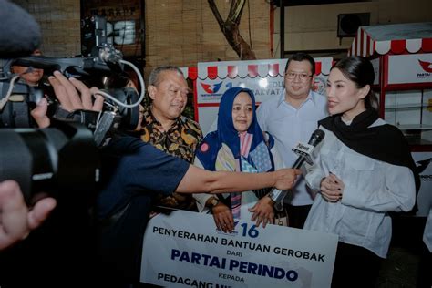 Aksi Perindo Bagikan Gerobak Dorong Peningkatan Pendapatan Pedagang