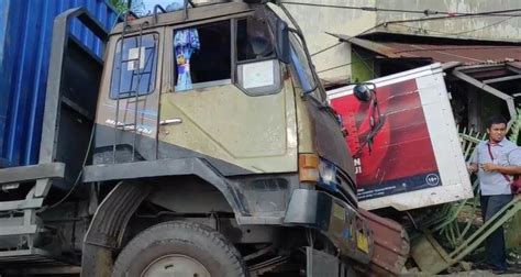 Pecah Ban Truk Angkut Botol Minuman Tabrak Kendaraan Di Jalinsum