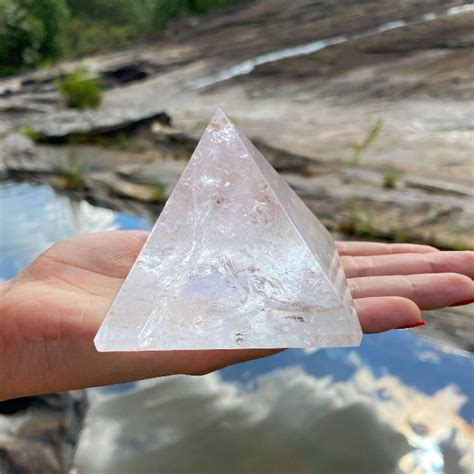 Pirâmide Lapidada de Quartzo Transparente Pirâmide de Cristal Natural