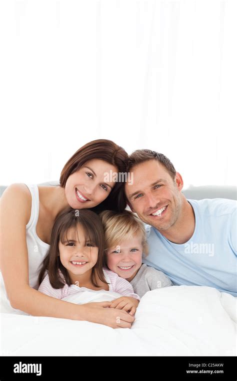 Gl Ckliche Familie Liegend Bett Ausgeschnittene Stockfotos Und Bilder