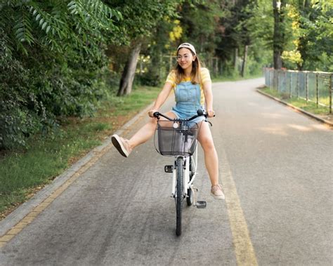 Belle Jeune Fille à Vélo à Lextérieur Photo Gratuite