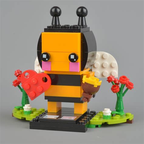 LEGO 40270 Valentine’s Bee review | Brickset