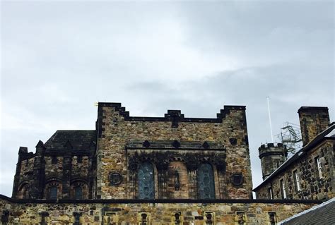 Exploring Edinburgh Castle - Cindy Goes Beyond