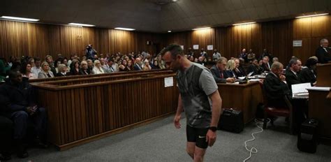 Pistorius camina sobre sus muñones en la sala del tribunal