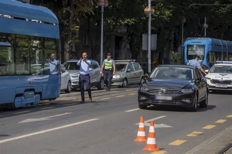 FOTO Gužva u Zagrebu tramvaj iskočio iz tračnica tportal