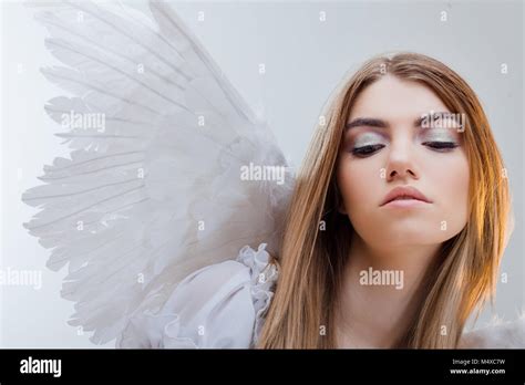 Jeune Et Belle Fille Blonde L Image D Un Ange Avec Des Ailes Blanches Photo Stock Alamy
