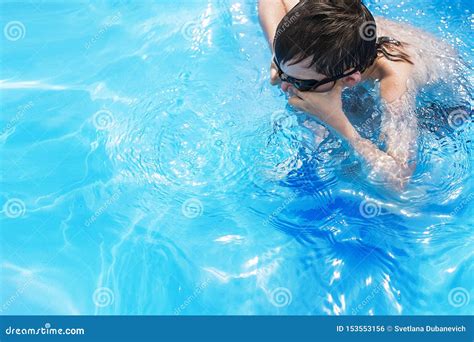 Zambullidas Del Muchacho En Piscina Con Los Vidrios Que Nadan El