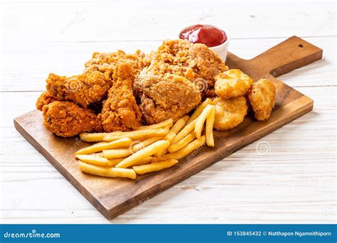 Poulet Frit Avec Les Pommes Frites Et Le Repas De P Pites Photo Stock