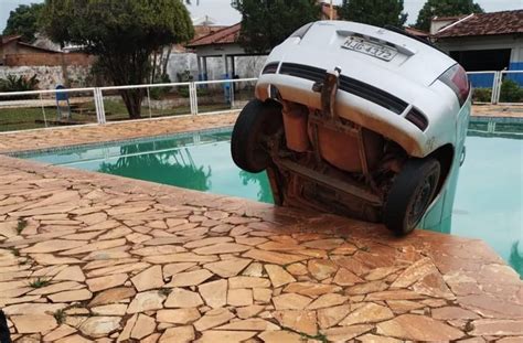 Motorista Confunde Estacionamento E Carro Vai Parar Em Piscina Em