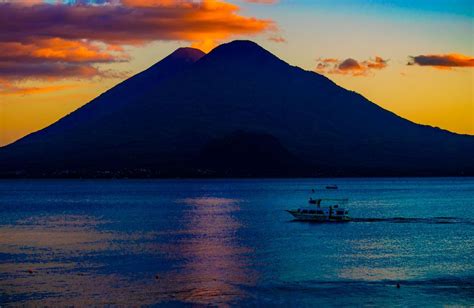 Atardecer En El Increible Lago De Atitlan - Travelisimo