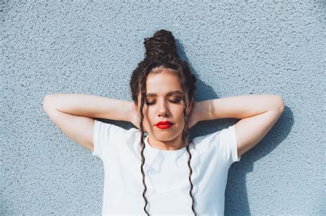 Una Chica Morena Con Rastas Y L Piz Labial Rojo En Un Traje De