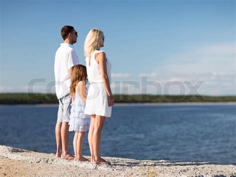 glückliche Familie am Meer Stock Bild Colourbox