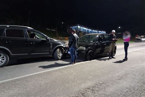 Motorista B Bada Invade Contram O E Bate Contra Tr S Carros