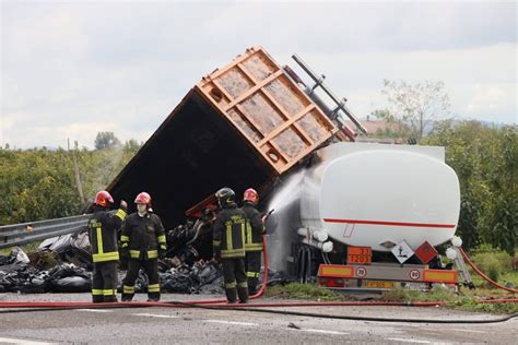 Modena Schianto Fra Due Camion Sull A Un Morto Gazzetta Di Modena