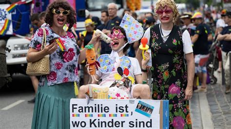 Csd In Frankfurt 2023 Tausende Feiern Den Christopher Street Day