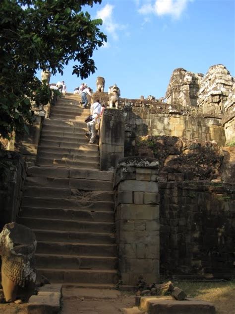 Angkor Ruins: Phnom Bakheng