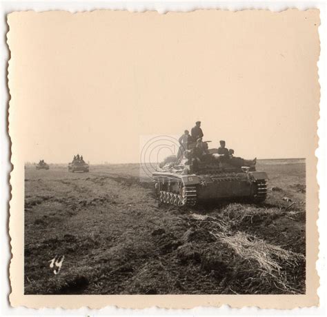 Vormarsch Panzer Tank Mannschaft Aufgesessen Postimages