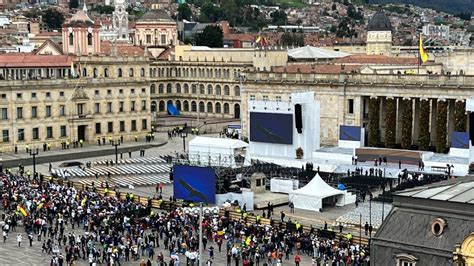 As Luce La Plaza De Bol Var En Bogot Horas Antes De La Toma De