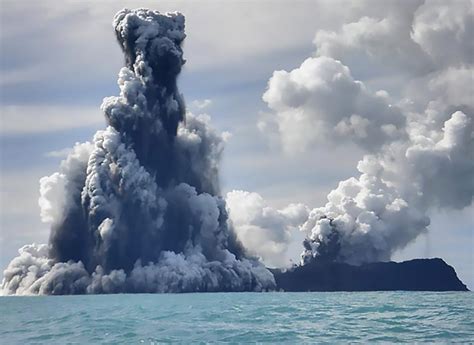 Erupção de vulcão em Tonga provoca tsunami no Pacífico Mar Sem Fim