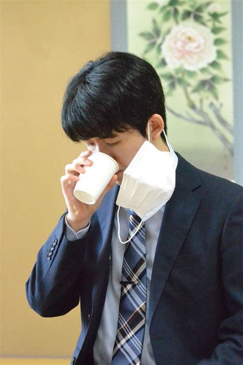 藤井聡太王座「初手お茶」は棋士になってからの習慣「1分を有効にと思いまして」 社会写真ニュース 日刊スポーツ