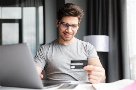 Apuesto Joven Barbudo Sonriente Vistiendo Ropa Casual Usando Una