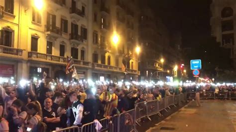 Manifestantes ante la jefatura de la Policía Nacional en Barcelona