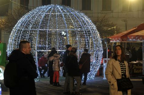 Zima u Tuzli Na Trgu slobode građane zagrijala Divanhana Foto