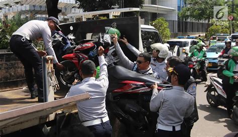 FOTO Parkir Sembarangan Motor Ojek Online Diangkut Petugas Dishub