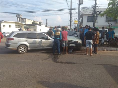 Avan O Em Sem Foro Provoca Batida Entre Dois Ve Culos E Motorista Fica