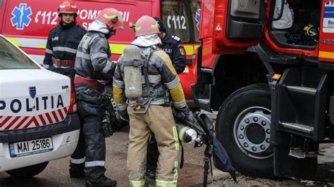 Incendiu Violent La Bloc Din Cauza Unei Lum N Ri Aprinse Pentru Un