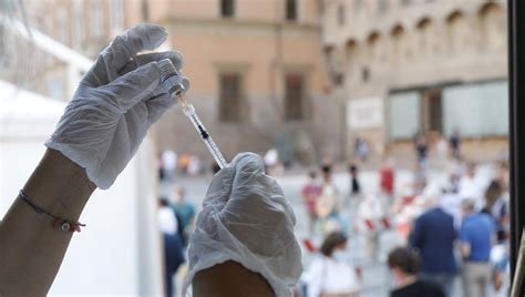 Vaccini obbligo per over 50 e Super Green Pass è record di dosi