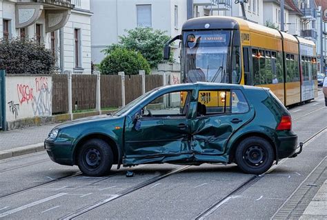 Kollision Mit Stra Enbahn Pkw Fahrer Schwer Verletzt