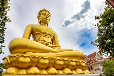 Premium Photo Phra Buddha Dhammakaya Thep Mongkol Is A Big Golden