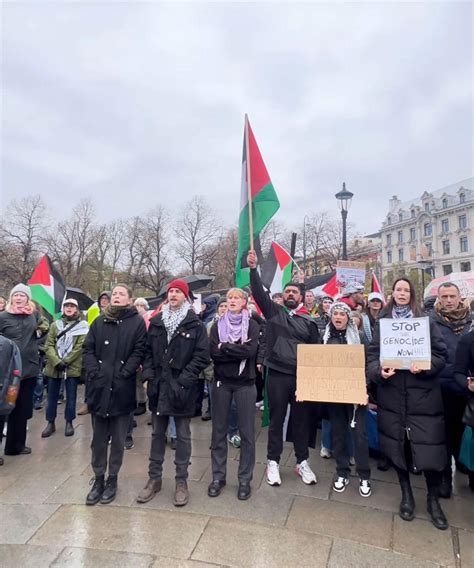 Un Stand Devant Le Parlement Norv Gien En Solidarit Avec Le Peuple De