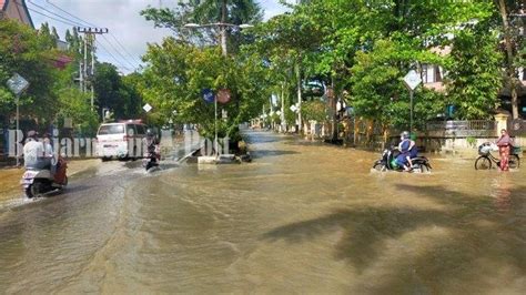 Banjir Di Kalsel Rumah Warga Kabupaten Hulu Sungai Utara Mulai